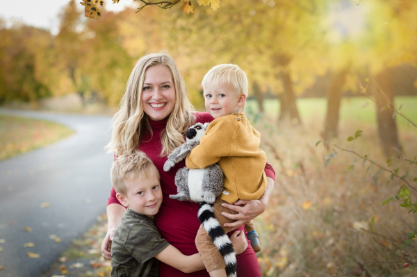 barevná podzimní fotografie maminky se syny