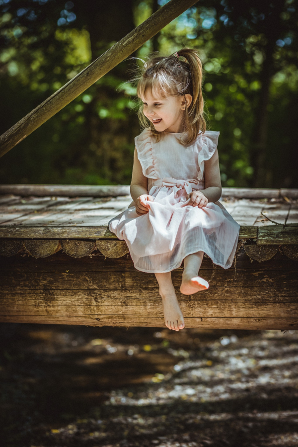 dětské focení v přírodě, dřevěný most fotografka Rožmitál